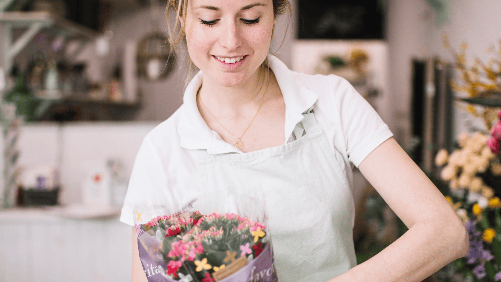 Femme avec des fleurs dans les mains